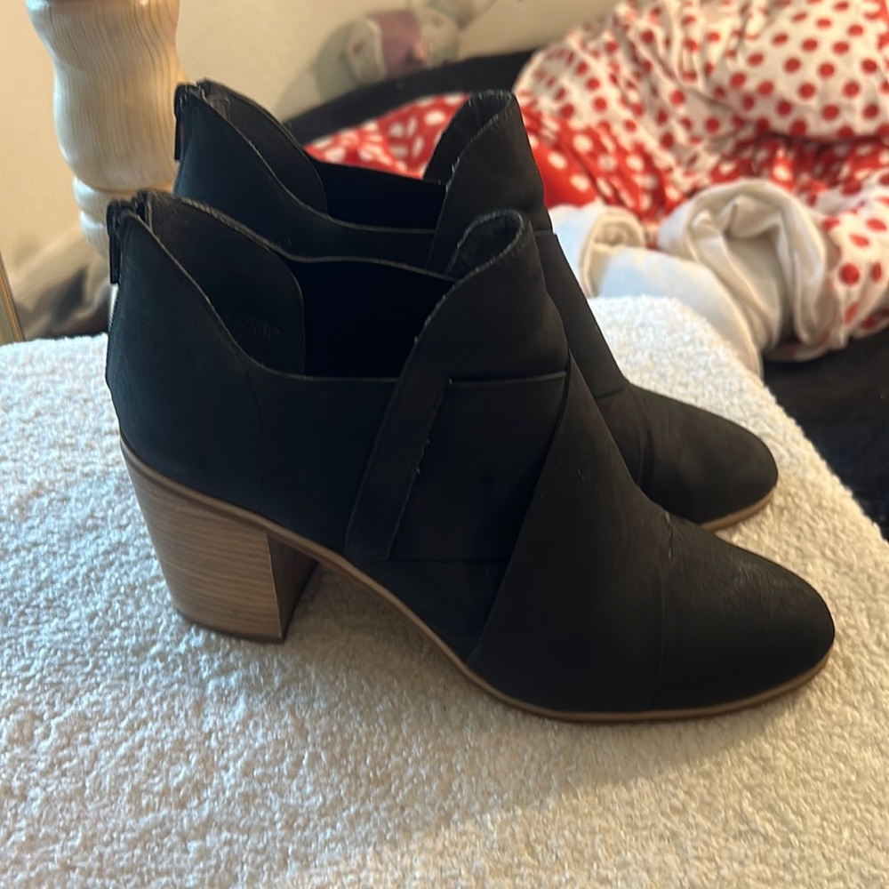 Size 9 heeled women’s ankle booties